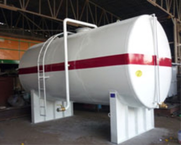 Horizontal steel storage tank fabricated in the workshop